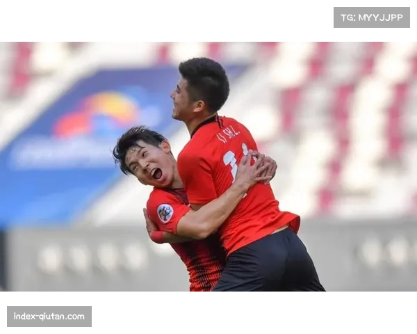 李圣龙上海海港头球攻门 进攻端积极寻求突破